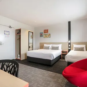 *** Hotel Nightcap At Camp Hill Australia